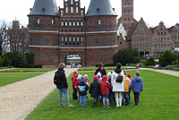 Sch&uuml;lerf&uuml;hrung vorm Holstentor
